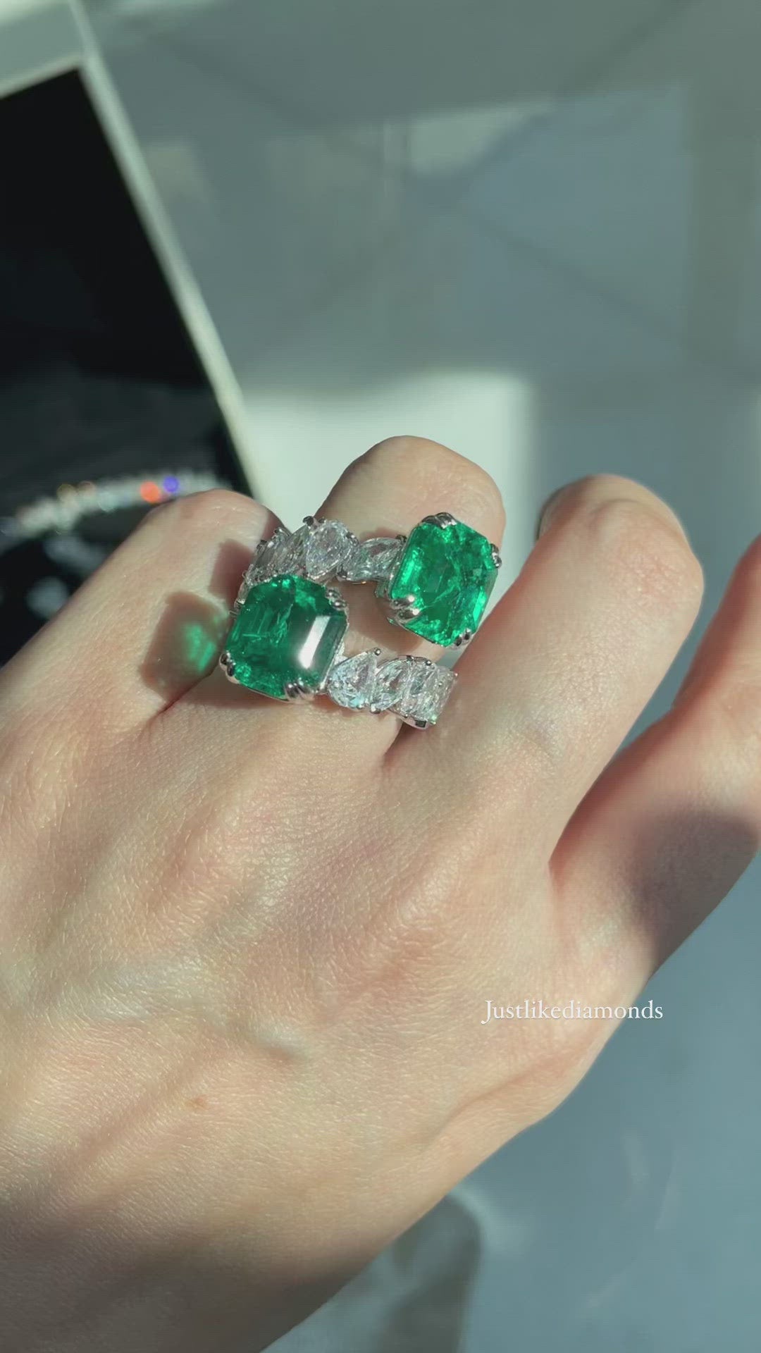 Emerald ring with pears خاتم الزمرد و الدمعات