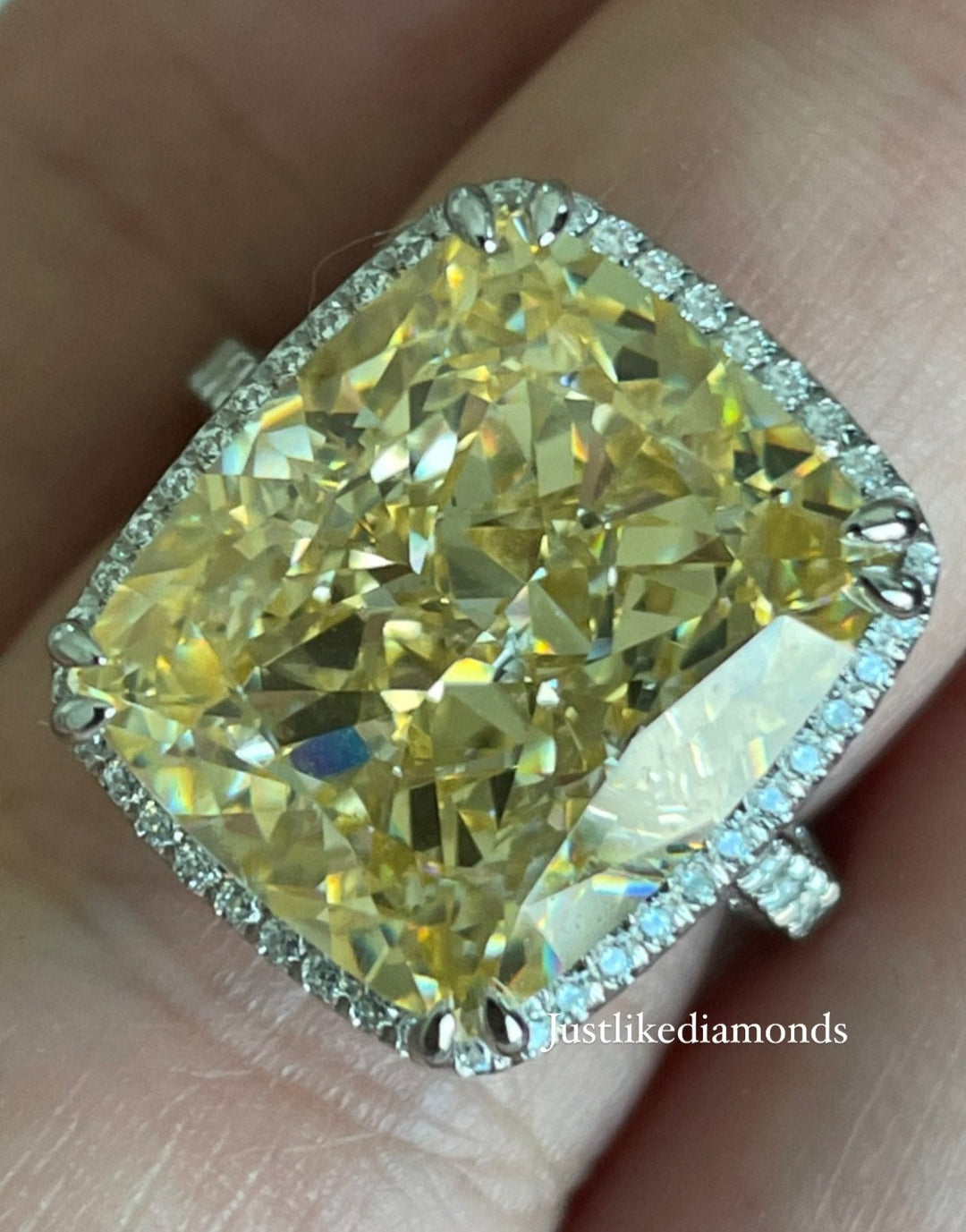 Yellow fancy ring with a Cochin cut خاتم سوليتير اصفر كوشن