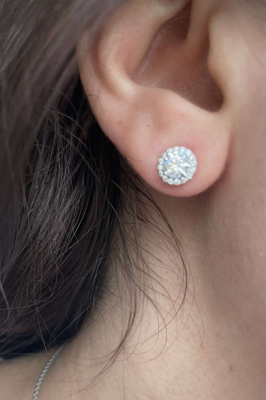 Round studs with stones  أقراط السوليتير الدائري المحاط بأحجار