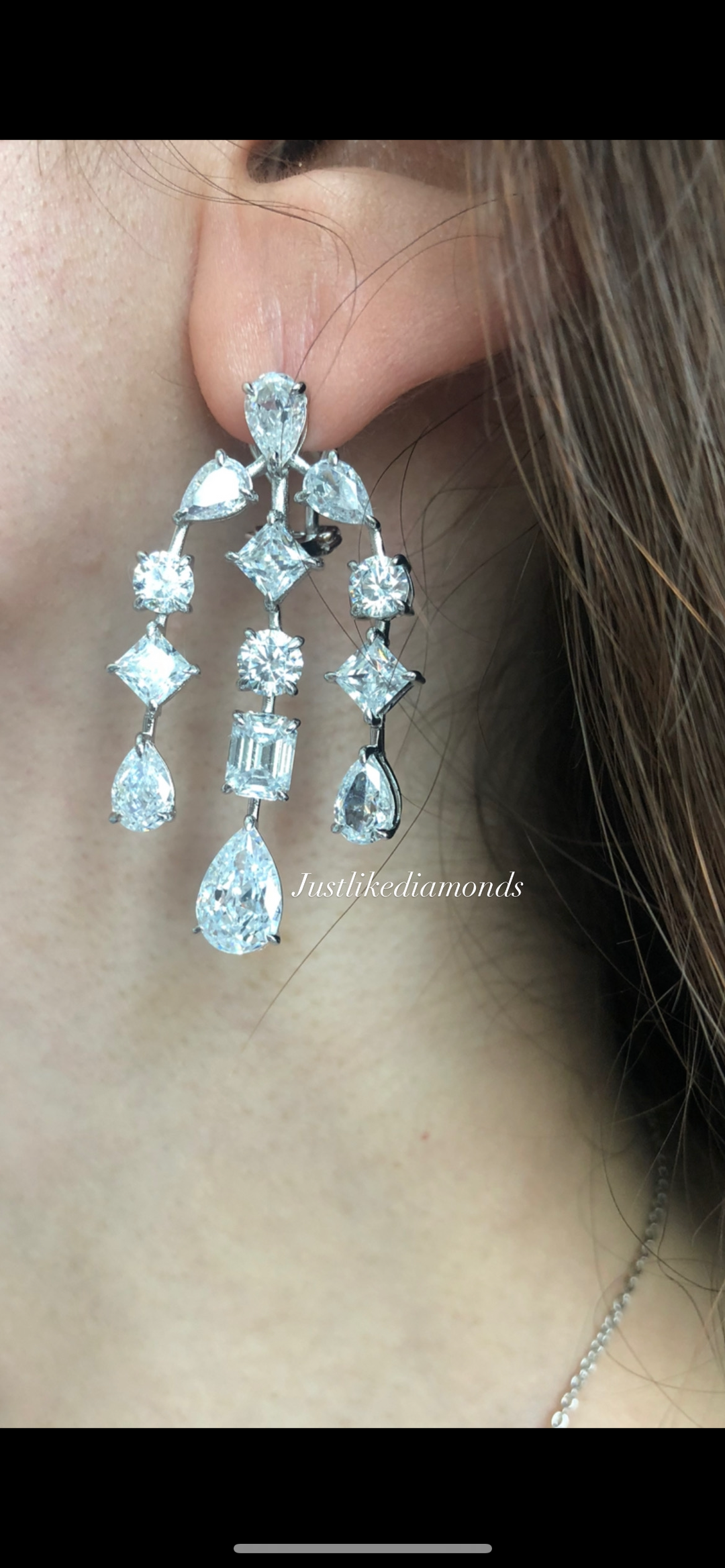 White earrings حلق أبيض