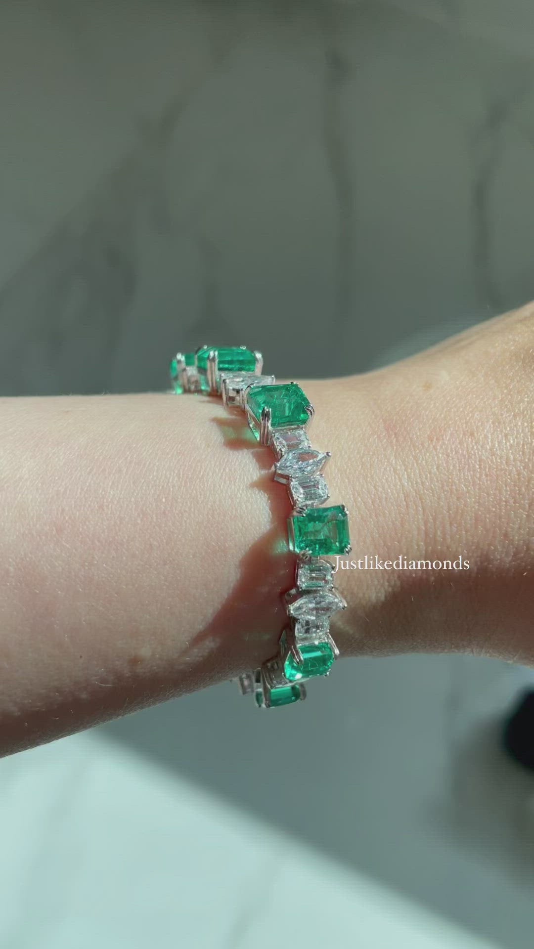 Green emerald stones with marquise سوار الايميرالد مع الماركيز