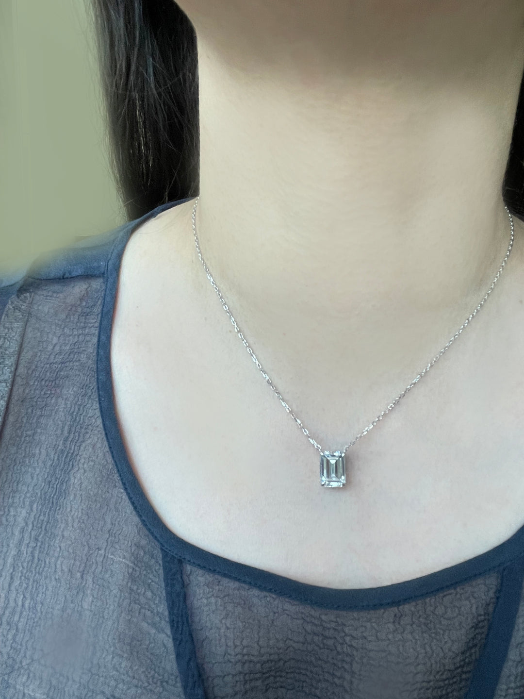 Emerald cut pendant تعليقة بقصة الإيميرالد 4 قيراط