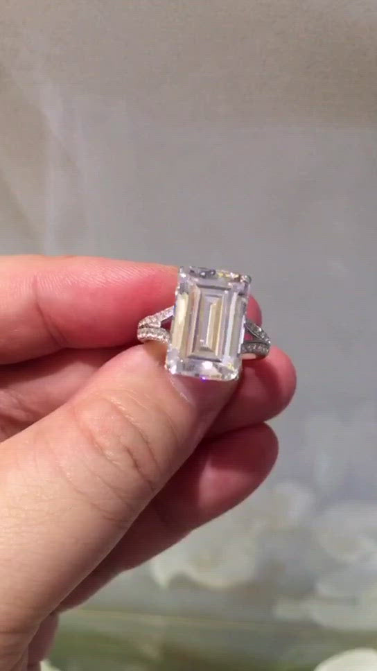 7 ct Emerald cut ring with stones  خاتم 7 قيراط ايميرالد مع أحجار